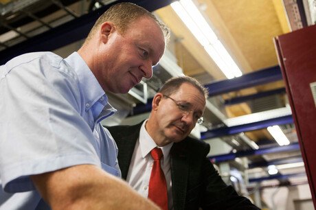 Kaesers ingenjör Hages och ZF Friedrichhafen-medarbetaren Baumgarten i samtal