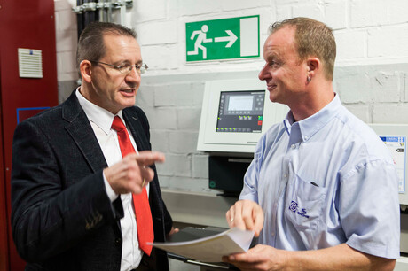 Kaesers ingenjör Hages och ZF Friedrichhafen-medarbetaren Baumgarten talar om tryckluftssystemets ritningar