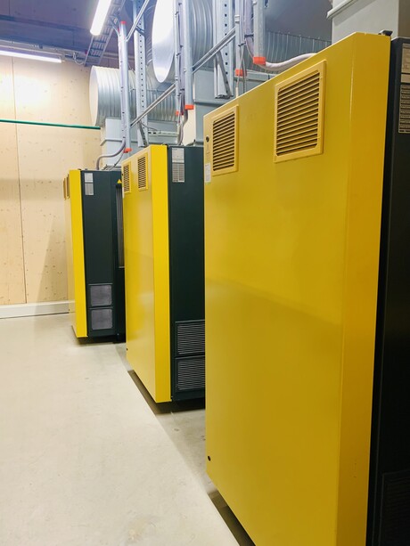 Tre KAESER-kompressorer står för tryckluften som krävs.