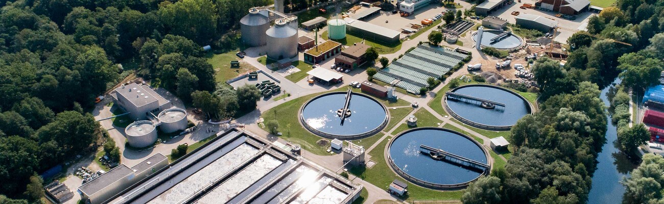 Reningsbassänger på reningsverket Lüneburg.