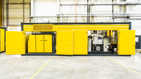 Öppen tryckluftscontainer med synbara skruvkompressorer från Kaeser Kompressorer