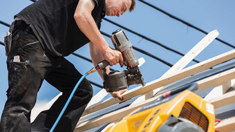 KAESERS hantverkarkompressor i.Comp 3 levererar alltid behovsanpassad tryckluft, även när det gäller tryckluftsspikning.