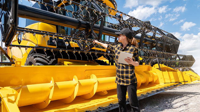 Skördetröskan har rengjorts professionellt med tryckluftskompressor och kontrollerats inför vinterförvaringen.