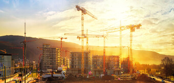 Tryckluftskompressor i byggarbetsmiljö – högpresterande KAESER KOMPRESSORER-teknik för mångsidiga användningsområden på byggarbetsplatsen.