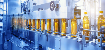 Tryckluftskompressorer i användning vid livsmedelsfyllning – ren, säker och oljefri teknik från KAESER KOMPRESSORER i produktionslinjen.