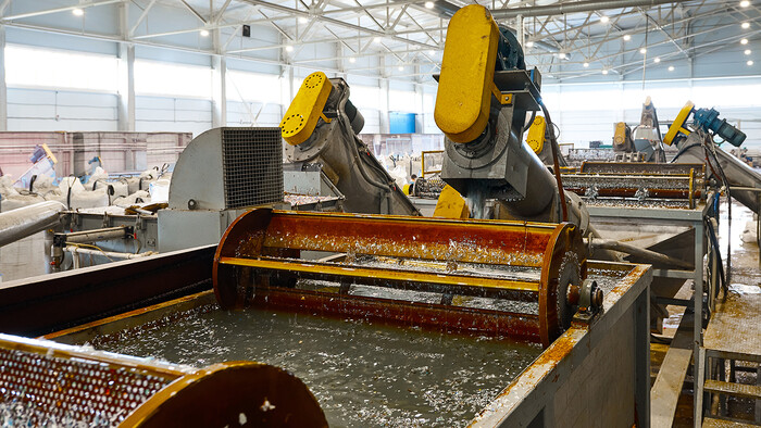 Varmvatten för att tvätta delar produceras via värmeåtervinning från en tryckluftskompressor.