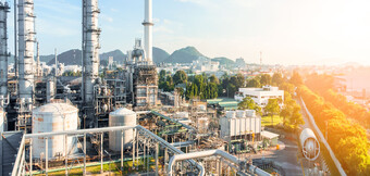 Tryckluftskompressorer från KAESER KOMPRESSORER i ett modernt raffinaderi – effektiv, säker och innovativ teknik för tillförlitlig tryckluftsförsörjning inom olje- och gasindustrin.